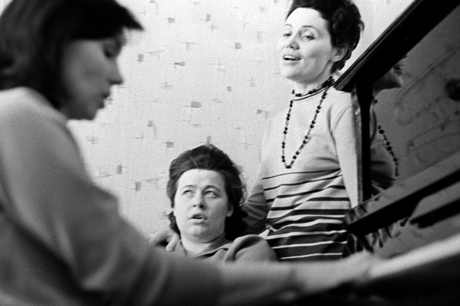 2519134 01.06.1966 Марина Попович - летчик-испытатель 1-го класса, многократная рекордсменка мира по самолетному спорту (справа), жена летчика-космонавта СССР Павла Поповича, в кругу друзей. Юрий Королев / РИА Новости