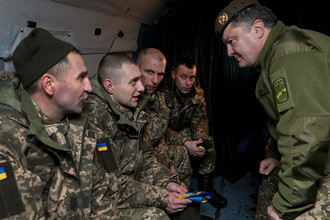 Президент Украины Петр Порошенко во время встречи украинцев, освобожденных из плена, в аэропорту Борисполь в Киеве, 27 декабря 2017 года