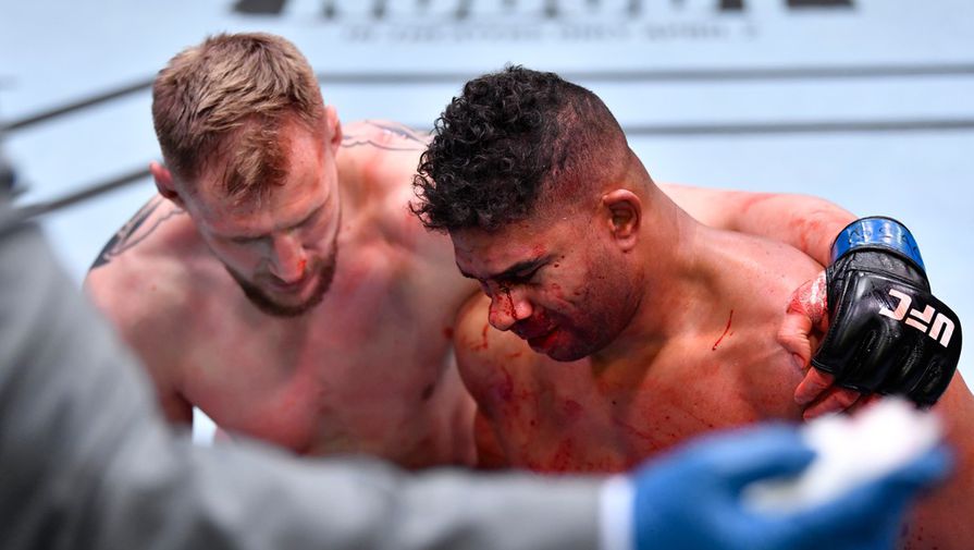 Бойцы Александр Волков и Алистар Оверим после боя на UFC Fight Night 184