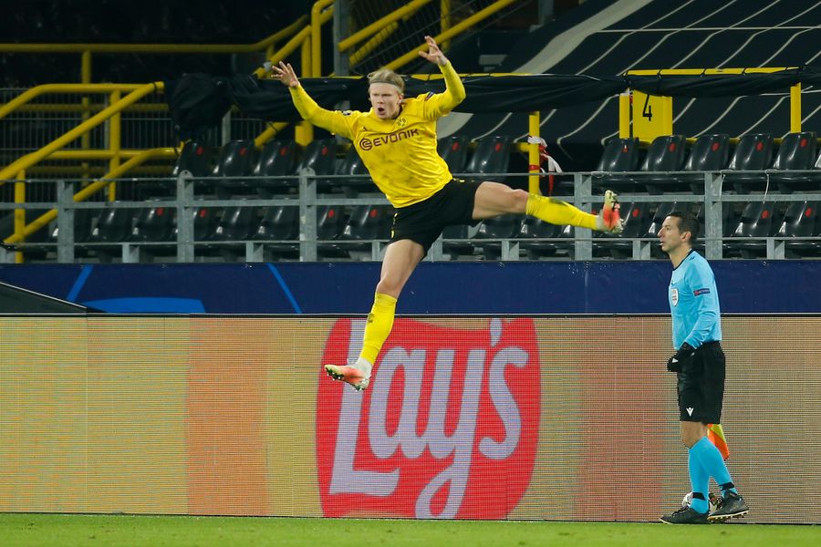 Эрлинг Холланд празднует гол в матче «Боруссия» — «Севилья»