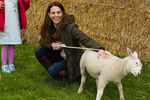 Кейт Миддлтон во время посещения семейной фермы в Литтл-Стейнтоне, Великобритания, 27 апреля 2021 года
