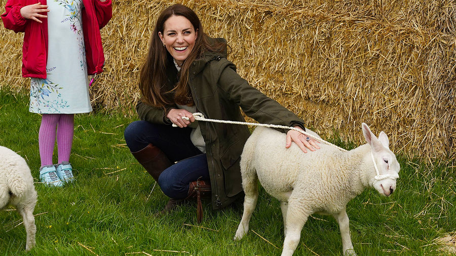 Кейт Миддлтон во время посещения семейной фермы в&nbsp;Литтл-Стейнтоне, Великобритания, 27 апреля 2021 года
