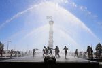 Дети играют купаются в фонтане в Санкт-Петербурге, 26 июня 2022 года