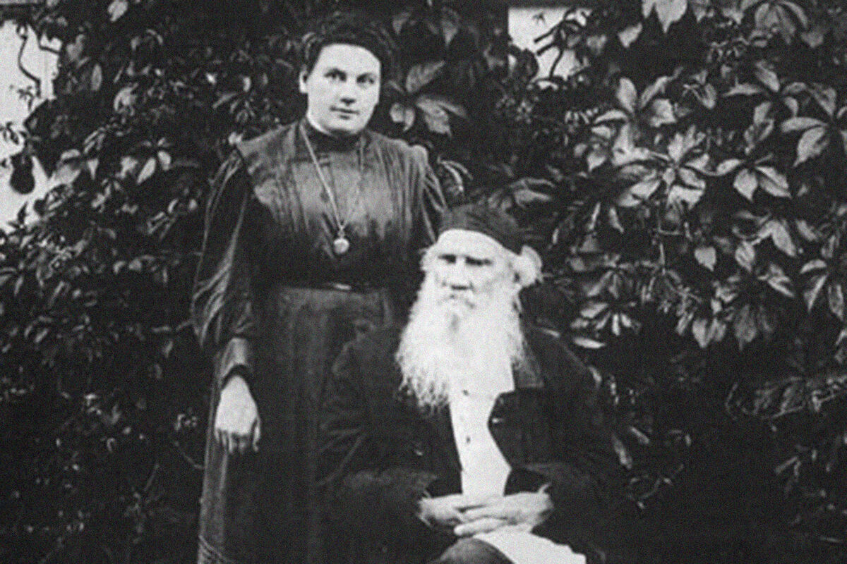Писатель Лев Толстой с дочерью Александрой 