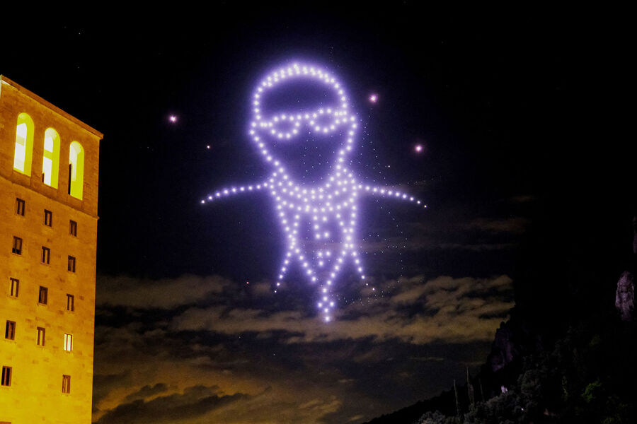 Изображение покойного папы Римского Франциска, созданное Flock Drone Art в&nbsp;аббатстве Монтсеррат в&nbsp;окрестностях Барселоны, 27&nbsp;апреля 2025&nbsp;года
