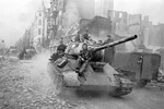 Танкисты Красной Армии и пехотинцы 1-й армии Войска Польского на одной из улиц Берлина, май 1945 года