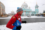 Роман Старовойт во время утренней пробежки в центре города Курска, 2019 год