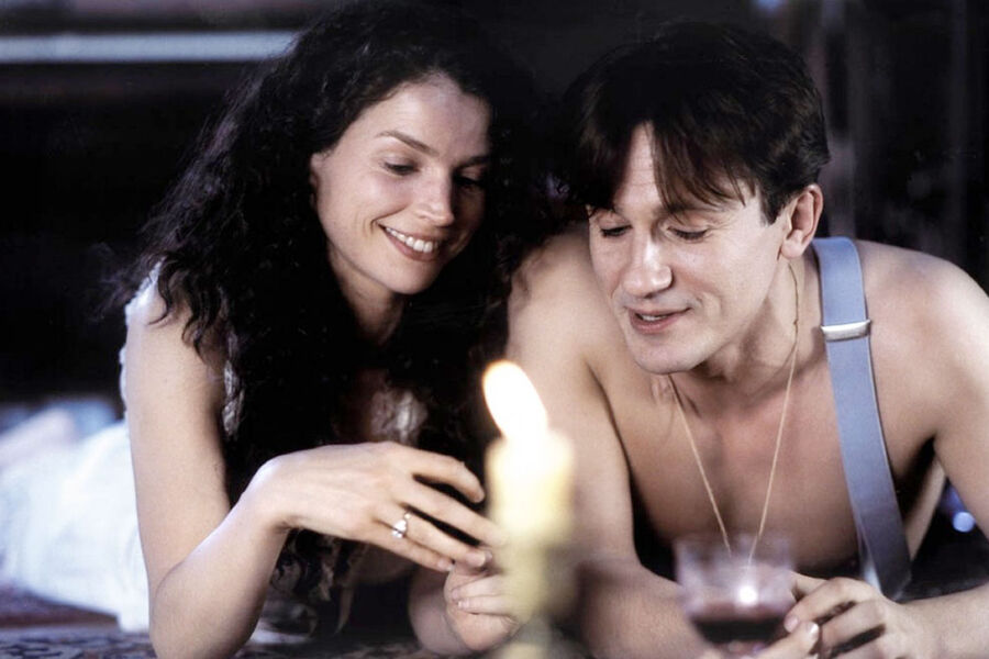 <b>&laquo;Сибирский цирюльник&raquo; (1998)</b>
<br><br>
В&nbsp;&laquo;Сибирском цирюльнике&raquo; Михалкова Меньшиков сыграл вместе со звездами голливудского кино &mdash; Джулией Ормонд (&laquo;Загадочная история Бенджамина Баттона&raquo;) и Ричардом Харрисом, известным широкой публике по&nbsp;образу Дамблдора. После выхода поражающей масштабами съемок картины (в них было задействовано более 250&nbsp;артистов, несколько тысяч людей массовки, 40&nbsp;экипажей, самолеты и вертолеты) Меньшиков окончательно укрепился в&nbsp;статусе самого стильного и красивого актера России.
<br><br>
Сам артист не раз признавался, что действительно уделяет своему внешнему виду особое внимание, однако обходится без&nbsp;услуг стилиста.
<br><br>
&laquo;У меня нет стилиста. Я сам покупаю одежду. Каждое утро придумываю, что надеть. На&nbsp;подбор костюма, в&nbsp;котором я выйду из&nbsp;дома, уходит минут 40. Это творческий процесс. Включаются мозги... Считаю, что человек должен хорошо одеваться. Потому что своим видом он дарит праздник не только себе, но и другим. Если есть возможность хорошо одеваться, почему бы и нет? Я хожу по&nbsp;маленьким магазинам, покупаю одежду у&nbsp;байеров. Мне это интересно, мне это нравится. У&nbsp;меня всегда была тяга к&nbsp;красивостям&raquo;, &mdash; цитирует его kp.ru.