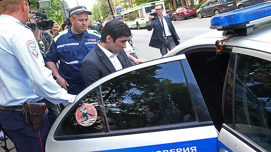 Сын вице-президента «ЛУКойла» Руслан Шамсуаров (в центре) садится в автомобиль полиции у здания Гагаринского суда