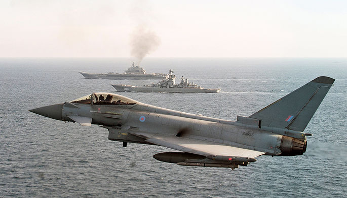 Истребитель Королевских ВВС типа Typhoon сопровождает российские корабли в Ла-Манше, 25 января 2017...