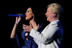 Кэти Перри на концерте в поддержку кандидата в президенты США Хиллари Клинтон