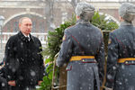 Российский президент Владимир Путин на церемонии возложения венка к Могиле Неизвестного Солдата у стен Кремля, 23 февраля 2017 года