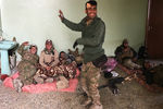 Солдаты отдыхают в одном из освобожденных недавно домов