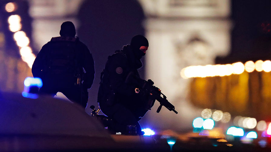 Ситуация на месте нападения на полицейских в центре Парижа