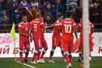 Игроки сборной России радуются забитому мячу