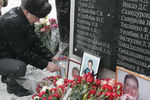 Мемориал и цветы на месте обрушения в «Трансвааль-парке» в годовщину трагедии, 14 февраля 2005 года