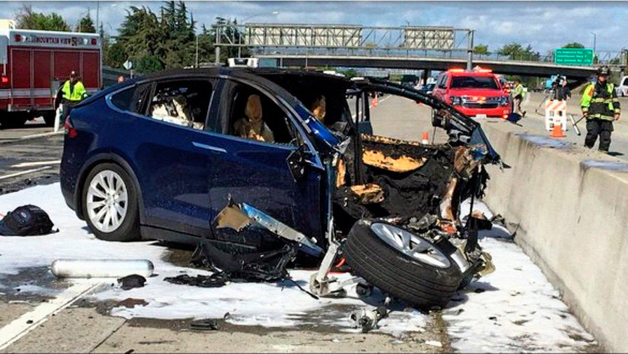 На месте аварии с автомобилем Tesla Model X в Маунтин-Вью, штат Калифорния, март 2018 года