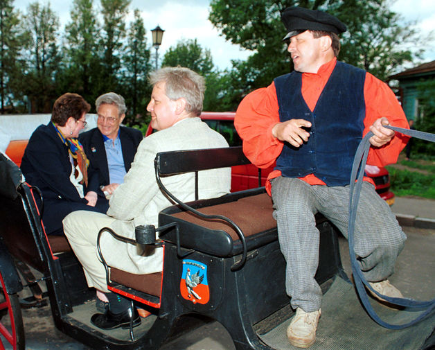 Джордж Сорос во время прогулки на&nbsp;пролетке по&nbsp;Суздалю в&nbsp;рамках поездки по&nbsp;городам России, 2000 год
