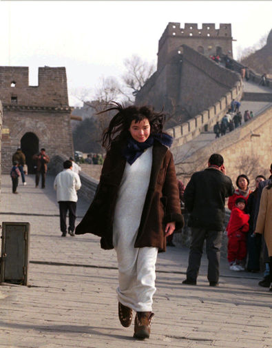 Бьорк на фоне Великой китайской стены во время визита в Китай в 1996 году