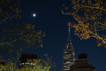 Лунное затмение на фоне Эмпайр-стейт-билдинг в Нью-Йорке, США, 19 ноября 2021 года