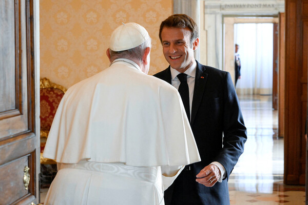 Президент Франции Эммануэль Макрон и папа Римский Франциск во время встречи, 24&nbsp;октября 2022&nbsp;года