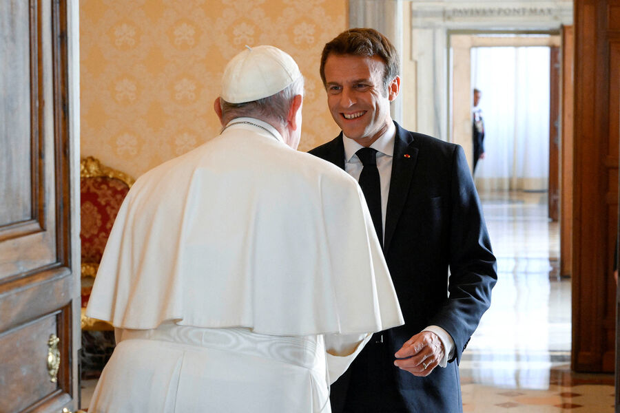 Президент Франции Эммануэль Макрон и папа Римский Франциск во время встречи, 24 октября 2022 года