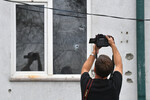 Журналисты фотографируют поврежденные жилые дома в городе Шуша, 23 сентября 2023