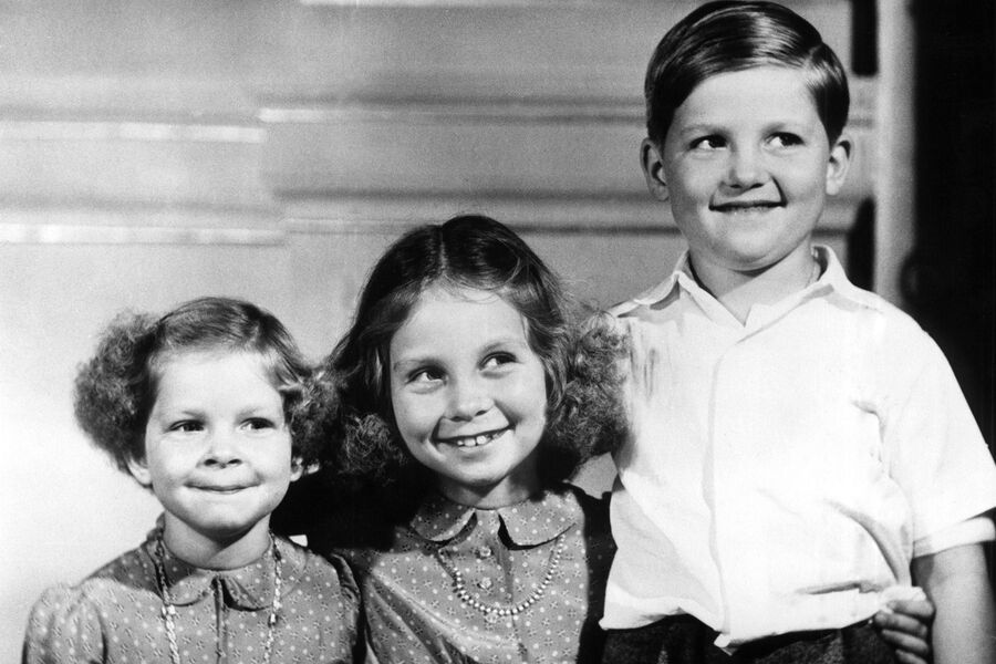 Будущая королева Испании София (в центре) со своей сестрой, принцессой Греции Ириной и братом, принцем Греции Константином, 1940-е