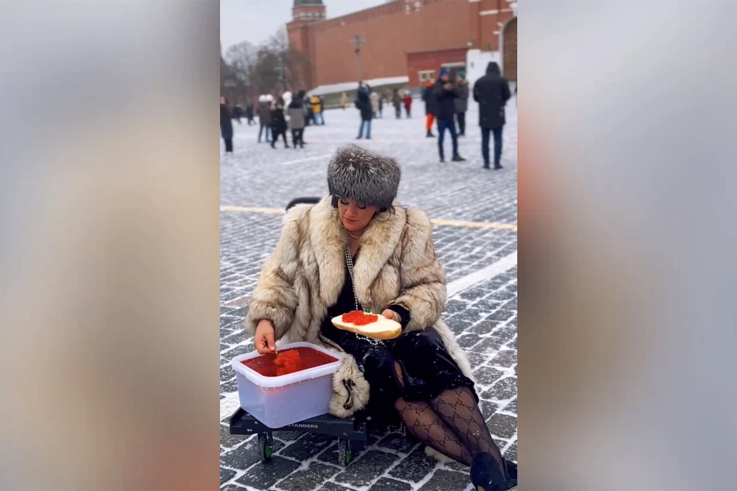 В Москве запретили съемку в стиле «славянский стиль» с шубой и икрой -  Газета.Ru | Новости