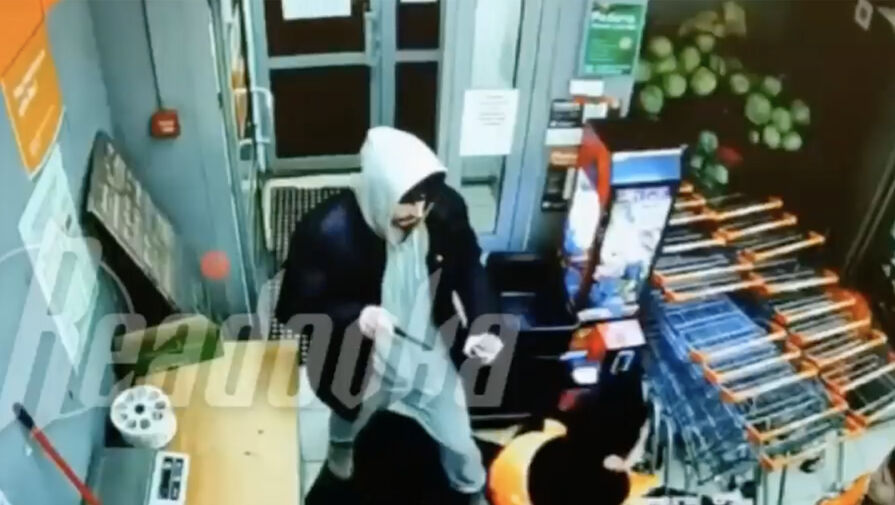 Неизвестный пырнул продавщицу тульского магазина ножом в шею и попал на видео