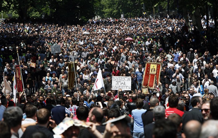 Марш верующих против ЛГБТ-активистов в&nbsp;Тбилиси
