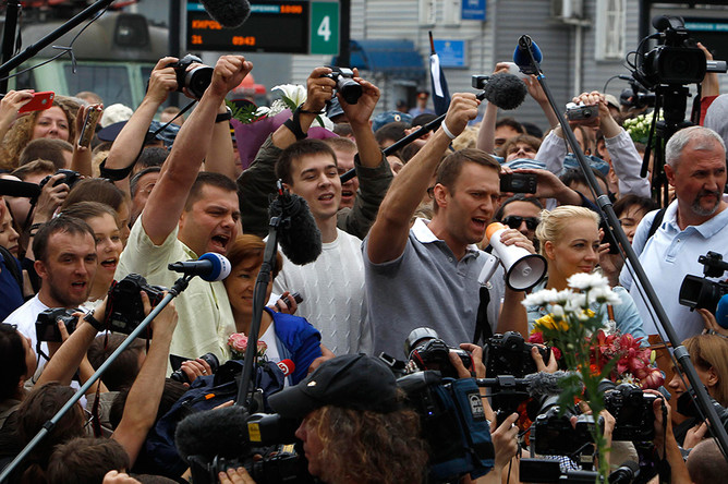 Алексей Навальный со своими сторонниками на перроне Ярославского вокзала