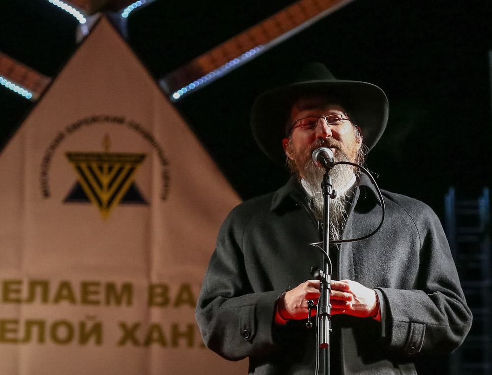 Главный раввин России Берл Лазар на площади Революции во время празднования Хануки