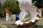 Часы у входа в парк «Ривьера»