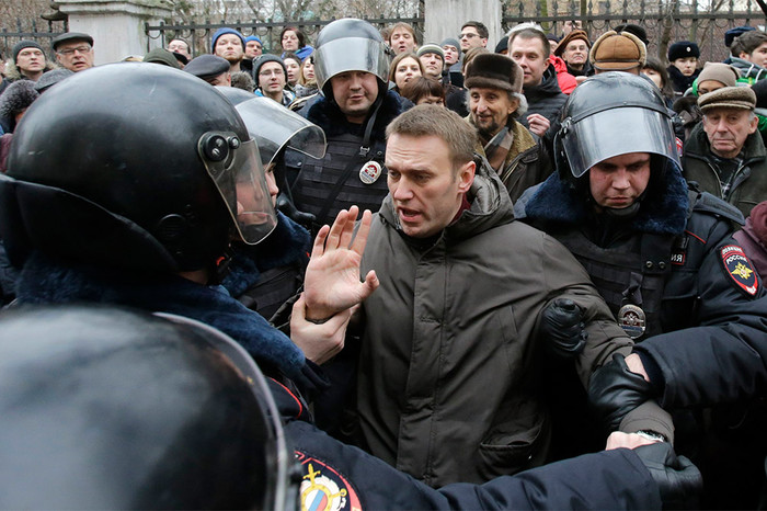 Оппозиционер Алексей Навальный (включен в список террористов и экстремистов) у&nbsp;Замоскворецкого суда города Москвы