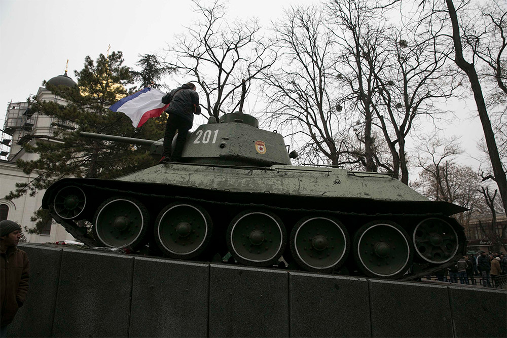 Участник митинга у здания Верховного совета Крыма в Симферополе