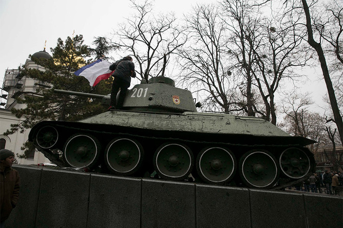 Участник митинга у здания Верховного совета Крыма в Симферополе