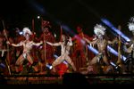 Танцоры исполняют национальный танец во время церемонии открытия