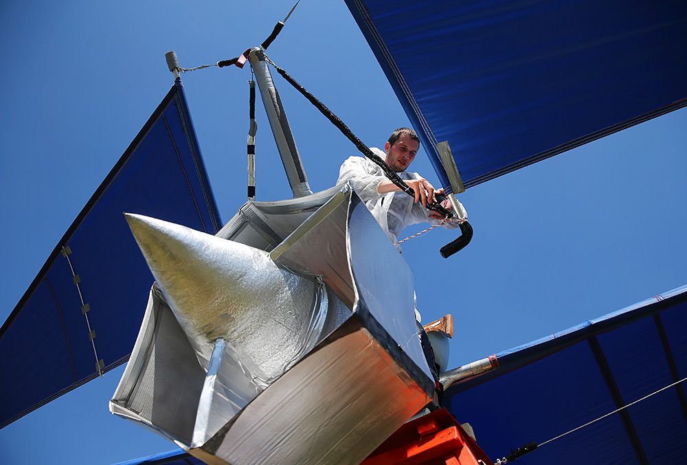 Участник чемпионата самодельных летательных аппаратов Red Bull Flugtag в Крылатском