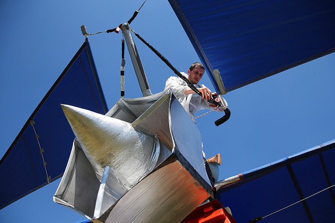 Участник чемпионата самодельных летательных аппаратов Red Bull Flugtag в Крылатском