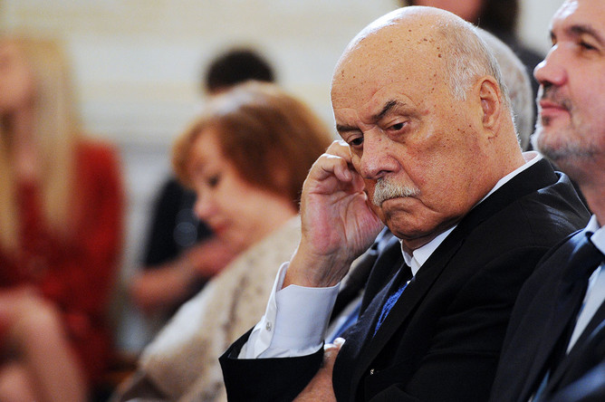 Председатель комитета Госдумы РФ по культуре, режиссер Станислав Говорухин (второй справа) на церемонии вручения государственных премий РФ в области науки и технологий, литературы, искусства и гуманитарной деятельности за 2015 год в Кремле