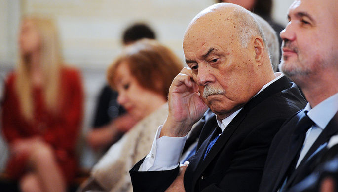 Председатель комитета Госдумы РФ по культуре, режиссер Станислав Говорухин (второй справа) на...