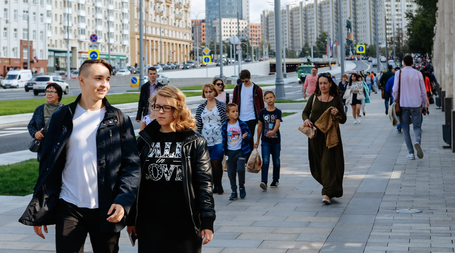 Крымский вал — облагорожена дорога от метро «Октябрьская» к парку Горького, изменена схема движения машин
