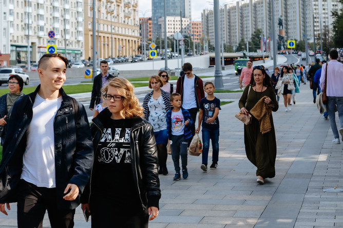 Крымский вал — облагорожена дорога от метро «Октябрьская» к парку Горького, изменена схема движения машин