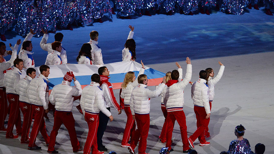 Российский флаг на торжественной церемонии в рамках Олимпийских игр в Сочи в 2014 году