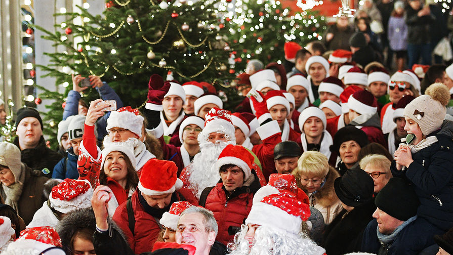 Участники парада Дедов Морозов в&nbsp;центре Москвы, 29 декабря 2017 года