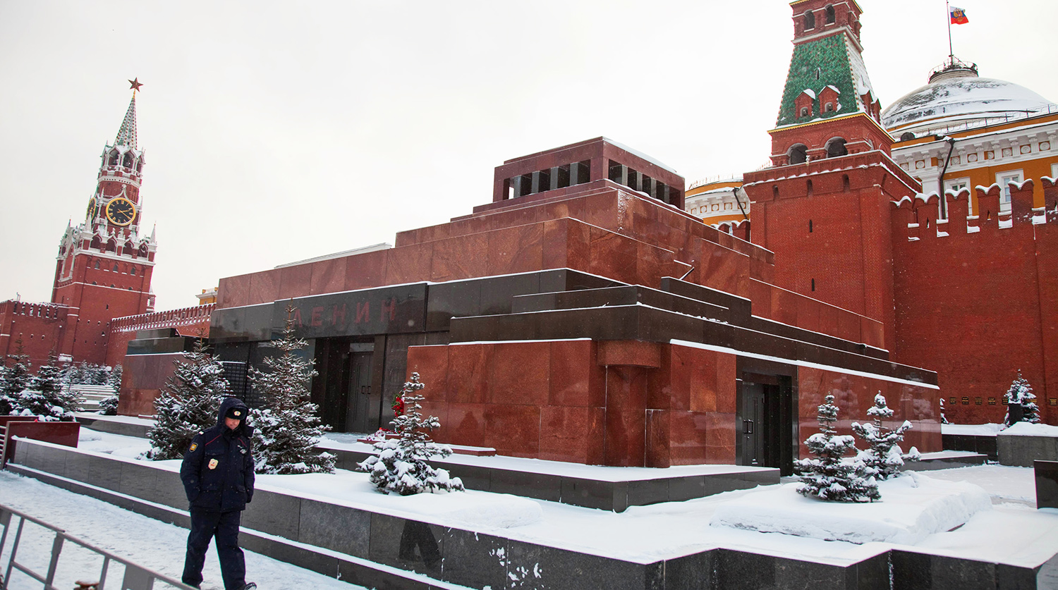 Мавзолей ленина архитектурный стиль. Мавзолей в.и Ленина на красной площади в Москве. Ленин на красной площади в мавзолее. Мавзолей Ленина внутри на красной площади.