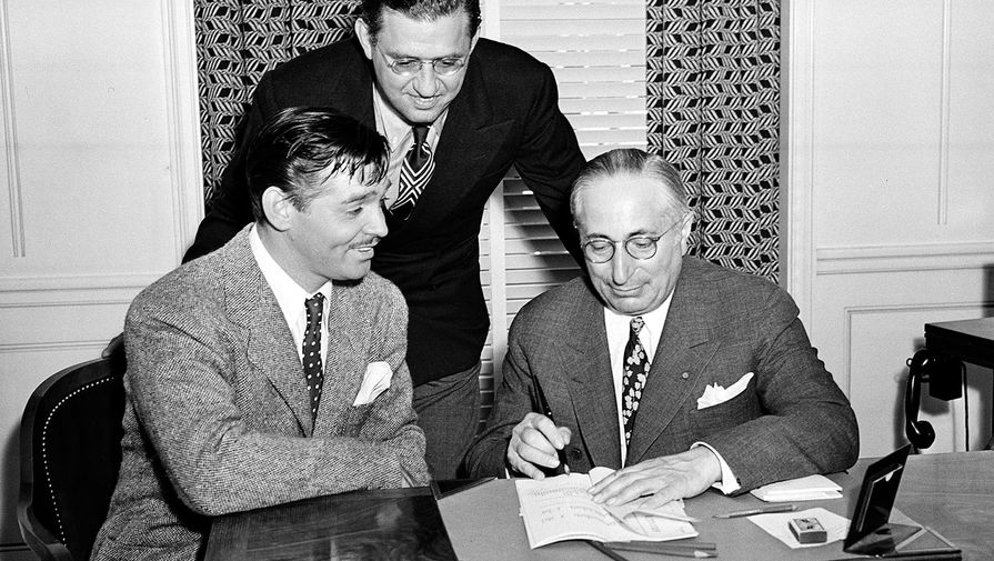 Актер Кларк Гейбл, продюсер Дэвид О. Селзник и глава студии MGM Луис Б. Майер подписывают контракт на производство фильма &laquo;Унесенные ветром&raquo; в Лос-Анджелесе, 1938 год