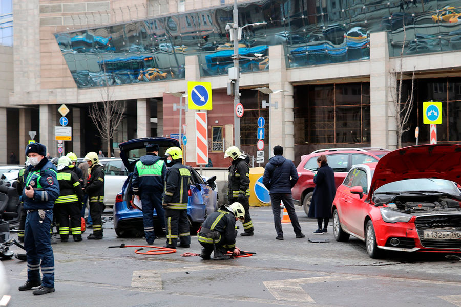 Последствия аварии на&nbsp;Новинском бульваре в&nbsp;центре Москвы, 1 апреля 2021 года