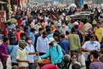 Люди на рынке в Мумбаи, 21 апреля 2021 года